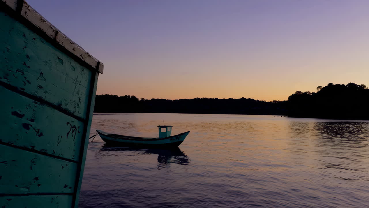 Tramonto sul Fiume con una Piccola Barca