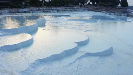 vista aérea de las terrazas de travertino en pamukkale.