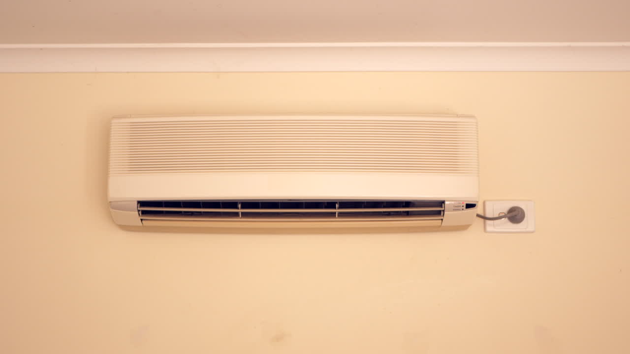 vista frontal de un acondicionador de aire montado en la pared que se está encendiendo