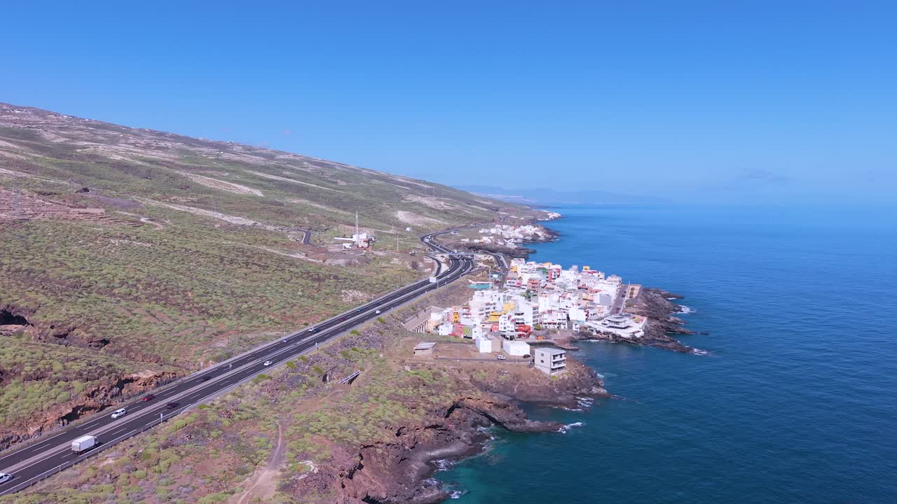 Vista costiera di El Tablado, Santa Cruz de Tenerife sotto la luce serena del sole