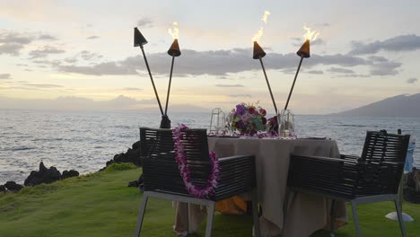 una mesa romántica puesta para dos al atardecer en la isla de maui, hawaii