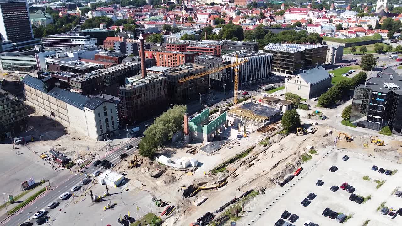 sitio de construcción en el área de sadama de tallin con la ciudad vieja en el fondo, vista aérea