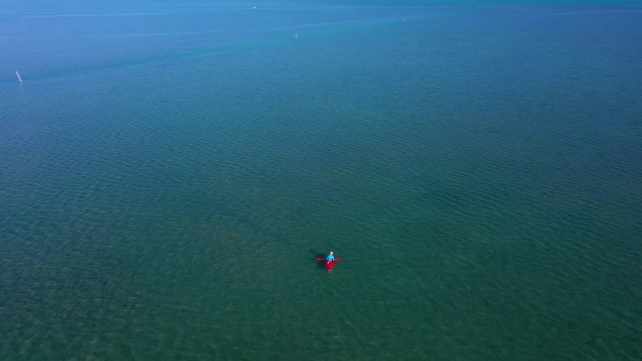 un kayak rojo brillante frente a los cayos de florida