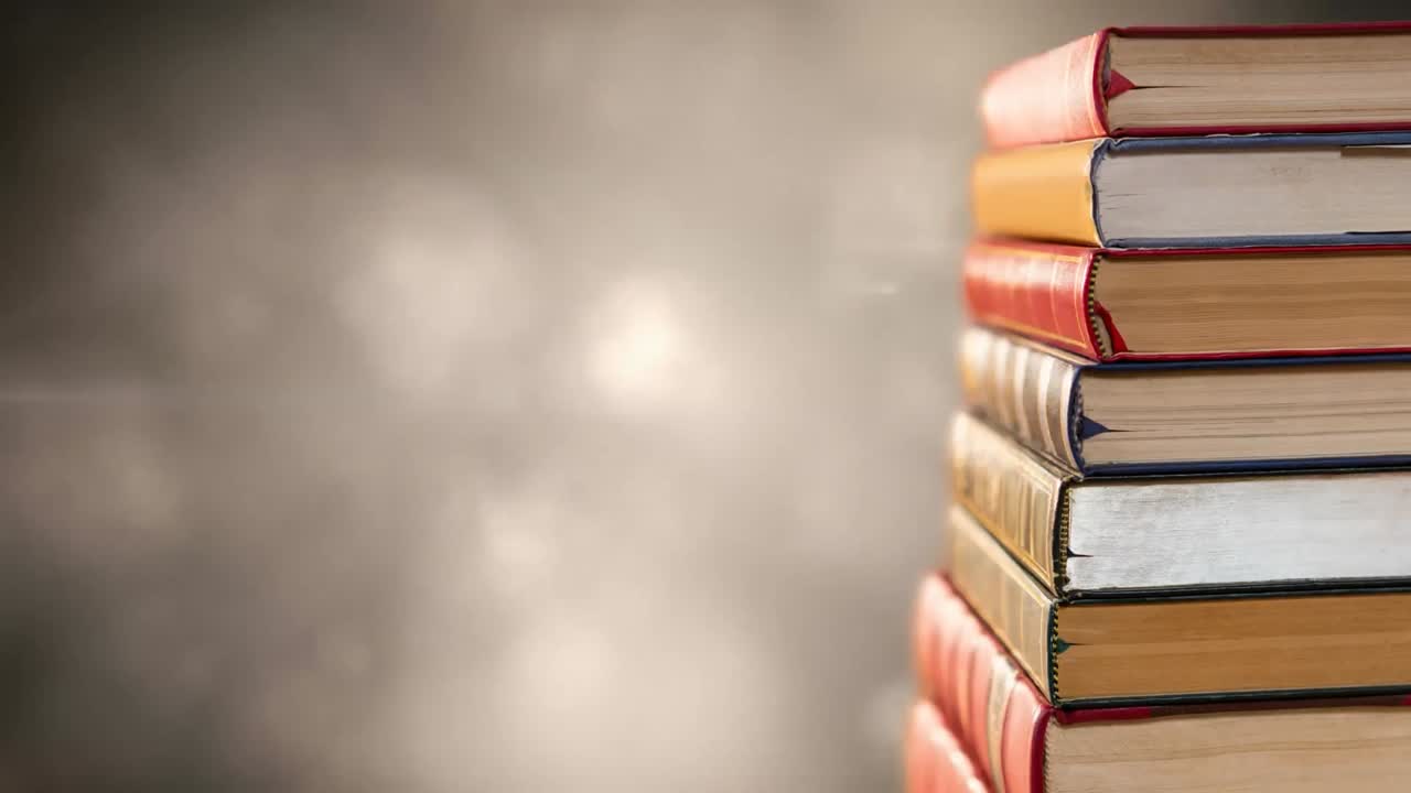 animación de una pila de libros con espacio de copia sobre luces brillantes