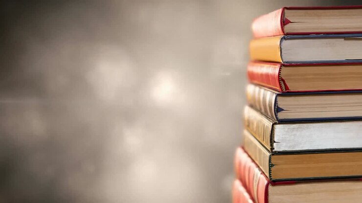 Animazione di pila di libri con spazio per il testo su luci brillanti