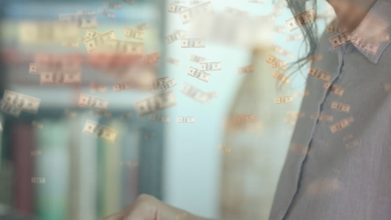 여성이 얼굴 마스크를 바느질하는 것에 대해 움직이는 미국 달러 지폐의 디지털 복합 비디오