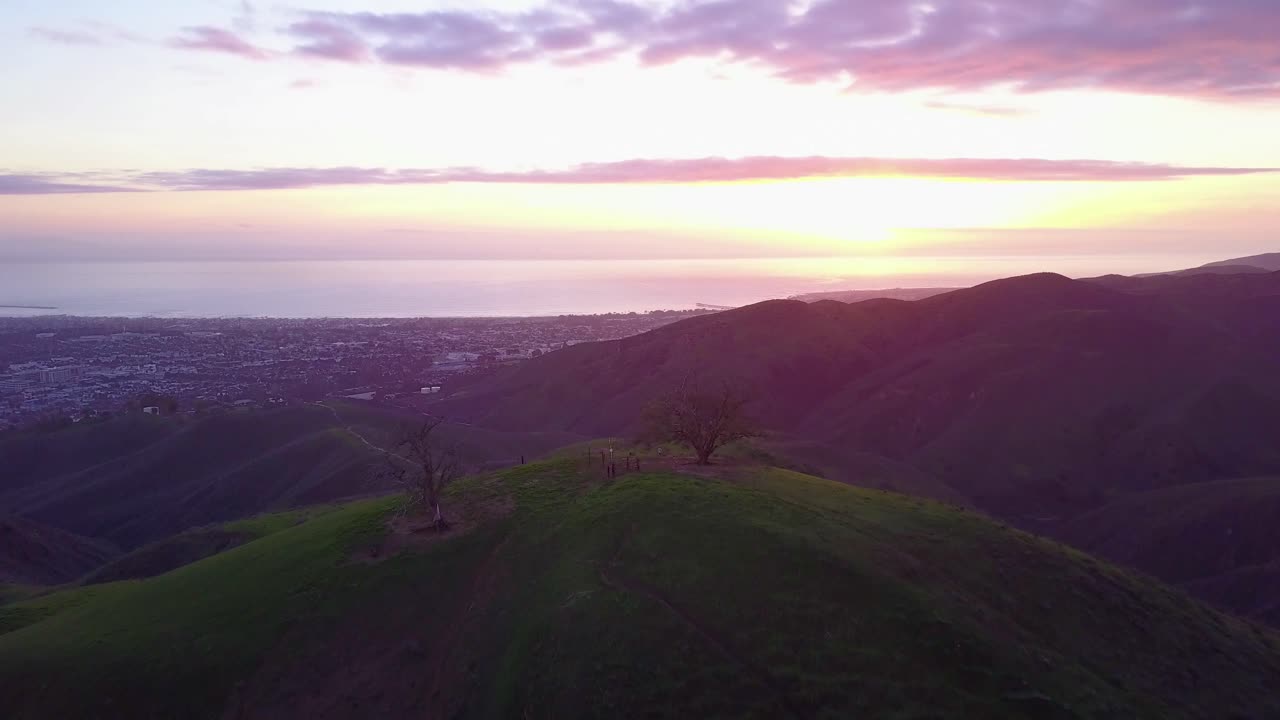 una buena toma aérea sobre las montañas del sur de california cerca de ventura california al atardecer 1