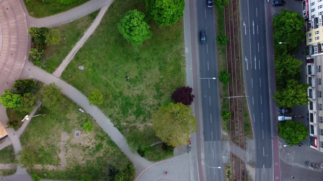 공원에서 집을 따라 번화한 큰 거리까지