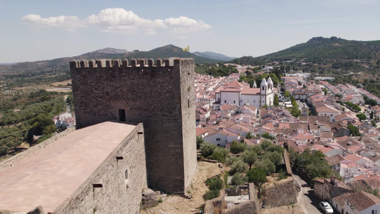 Ripresa aerea in allontanamento da un villaggio romantico che rivela un vecchio Castello, Castelo de Vide - Portogallo