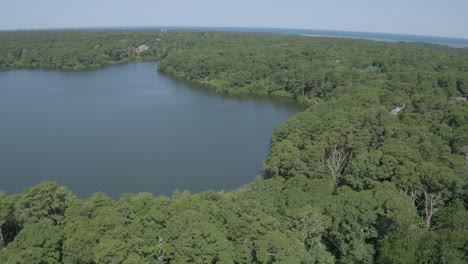 Langsame-Drift-über-Einen-Teich-In-Cape-Cod,-Massachusetts