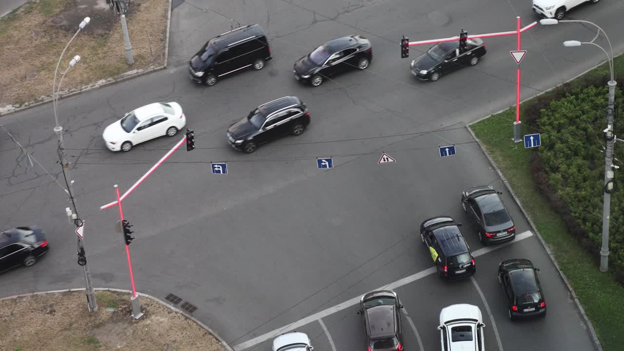 우크라이나에서 낮에 트래픽이 있는 키예프 교차로 도로