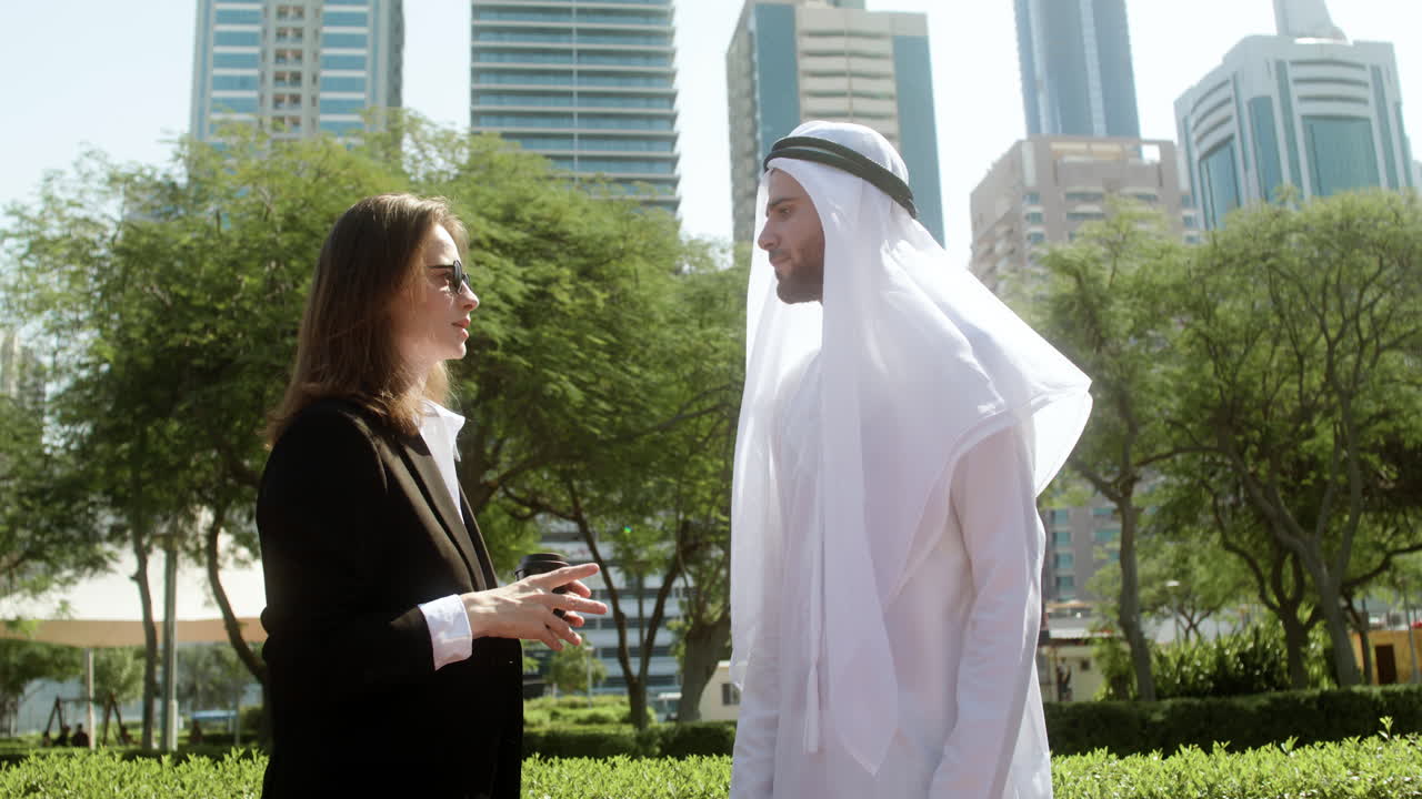 두 사람이 사업에 대해 이야기하고 있습니다.