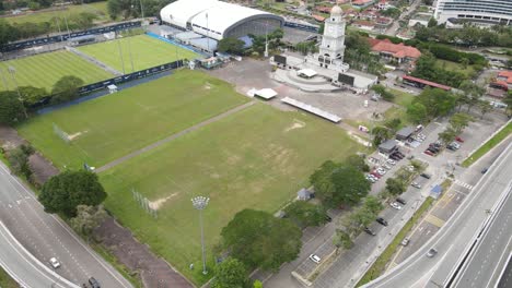 Campo-De-Fútbol-Con-Instalaciones-De-Centro-De-Entrenamiento-Deportivo-Y-Una-Torre-De-Reloj-En-Johor-Bahru,-Malasia