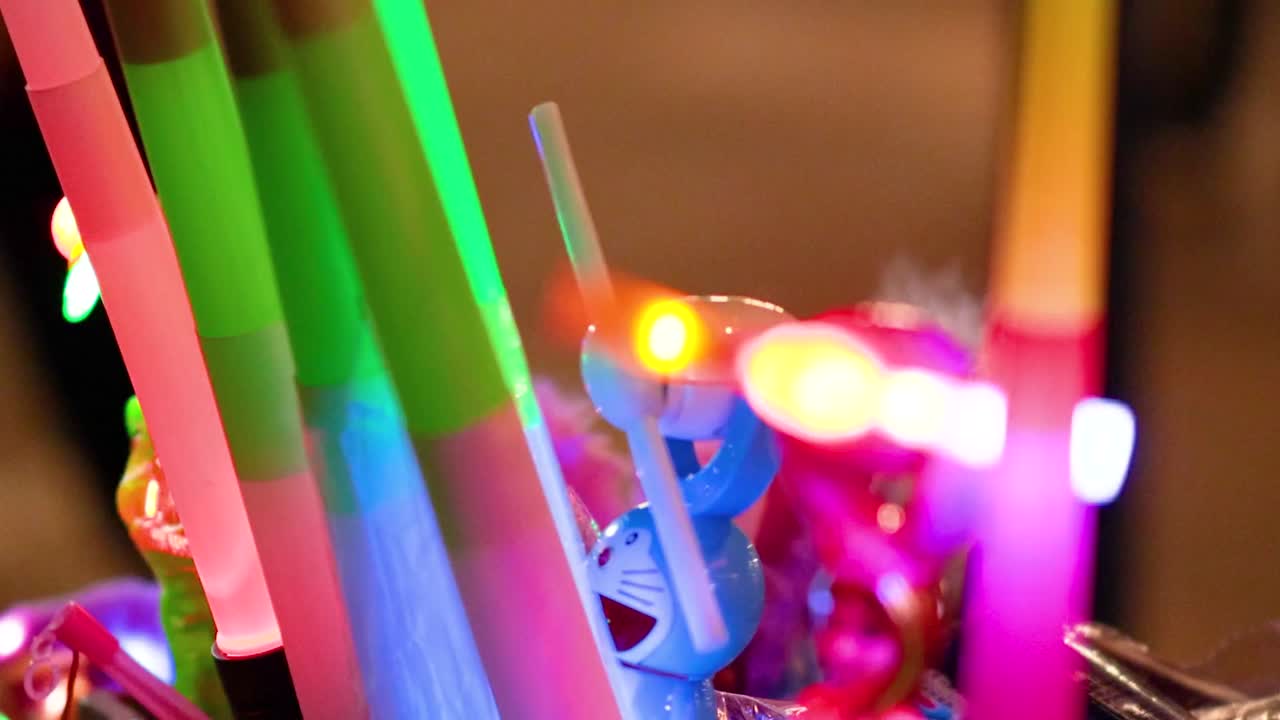 palos brillantes vibrantes exhibidos en un área ocupada