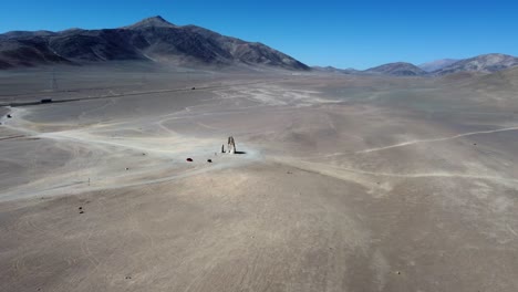 instalación de arte del desierto mano ubicada en el desierto remoto de chile, aérea