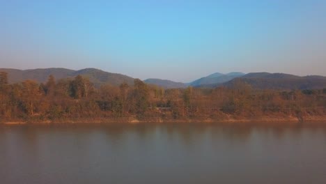 La-Toma-De-Drones-Del-Lago-Con-Un-Paisaje-Al-Atardecer