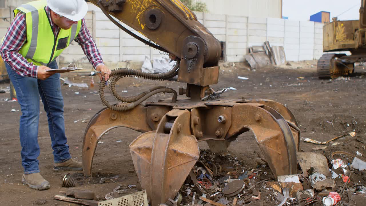 4k 기계 를 보고 있는 남성 노동자