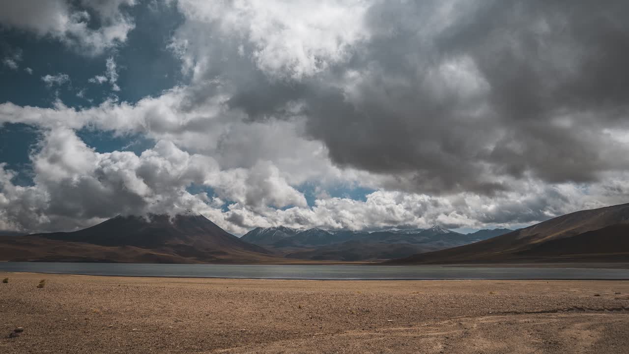 timelapse de laguna miscanti y miniques de montaña al fondo