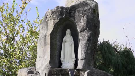 Der-Wasserbrunnen-Der-Statue-Der-Weißen-Jungfrau-Maria