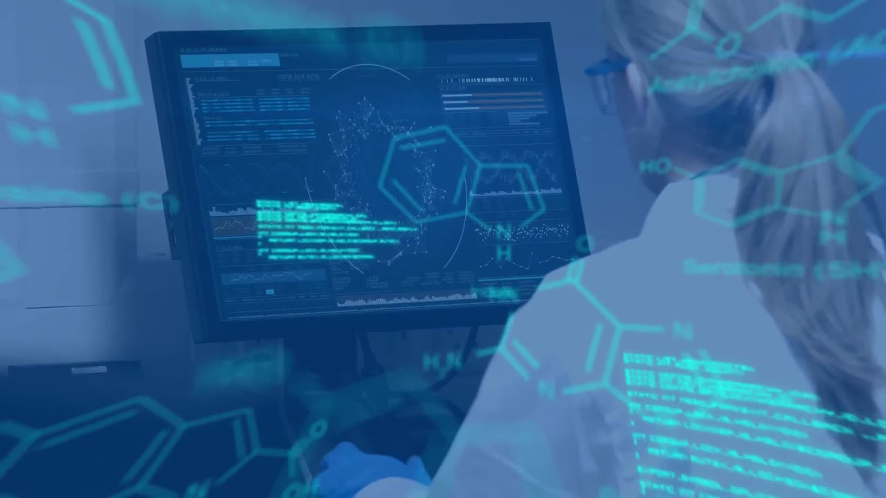 científico que usa la computadora mientras el texto y los datos se mueven