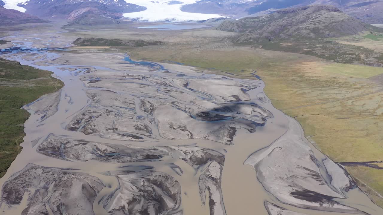 야생 빙하 강과 모레인 퇴적물의 드론 뷰, 바트나요쿨 빙하 퇴적물 모레인, 지구 온난화 효과, 기후 변화 개념