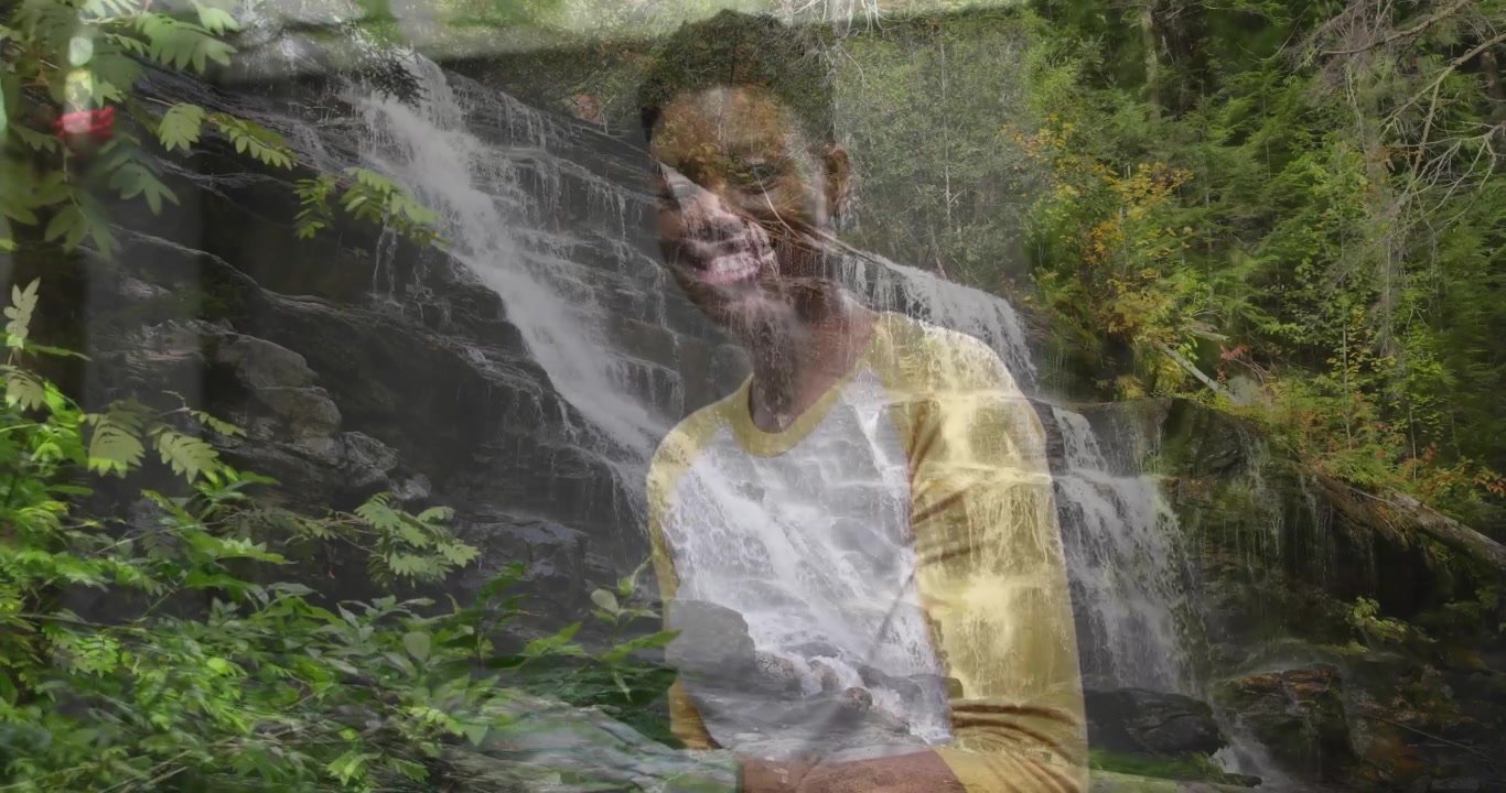 Dupla Exposição Artística de Homem e Cachoeira em Floresta Verde