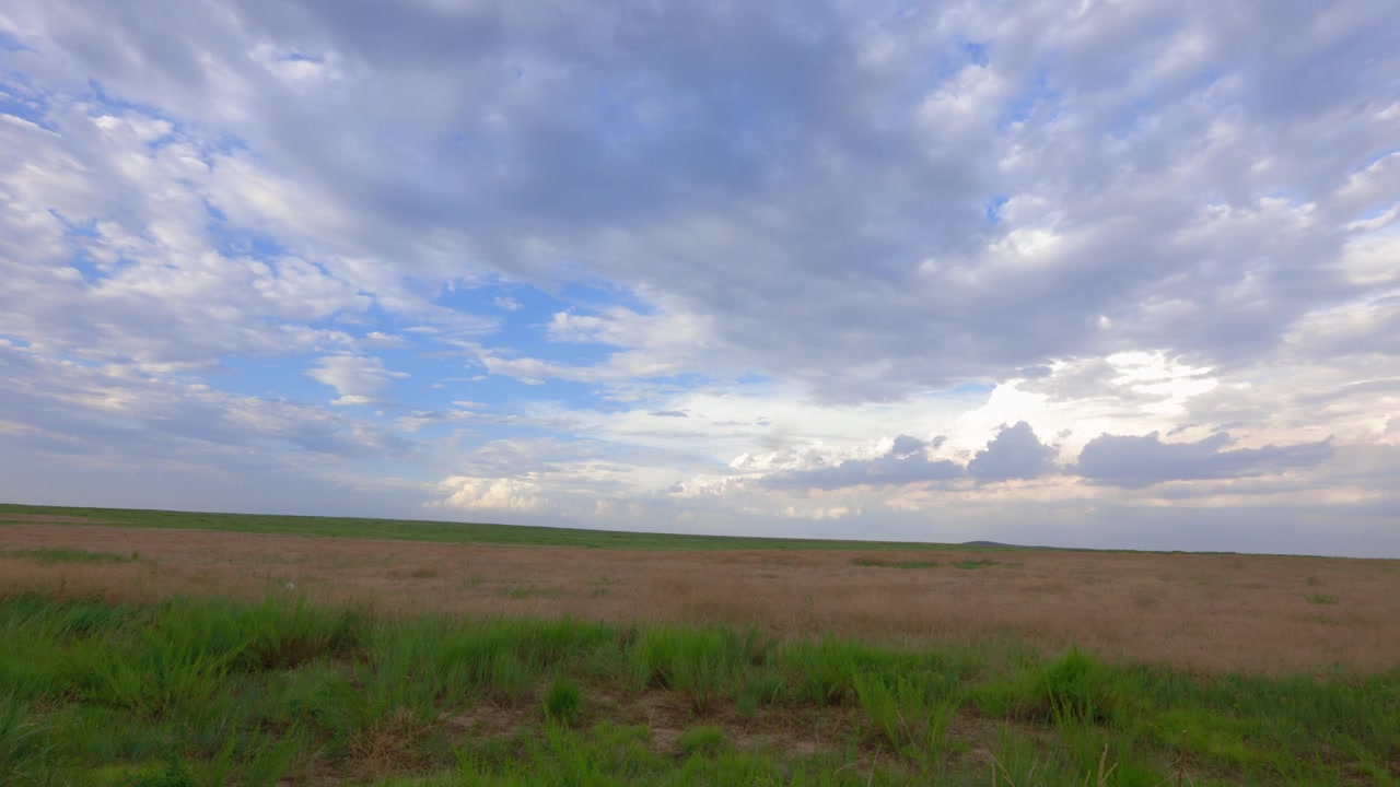 Overskyet himmel i Denver, Colorado. Åbent landskab, landskab ved Commerce City Rocky Mountain Wildlife Refuge, stormfuld solskinsdag