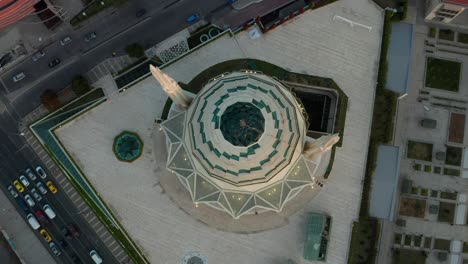 mezquita de la universidad de marmara edificio futurista en estambul desde el aire de los pájaros ojo de arriba hacia abajo perspectiva aérea