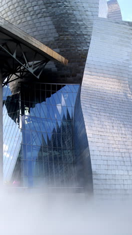 barcelona - españa - 12 de junio de 2024: vista del museo guggenheim en bilbao, españa en vertical