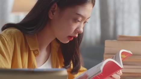 독서 에 집중 하고 있는 젊은 여자