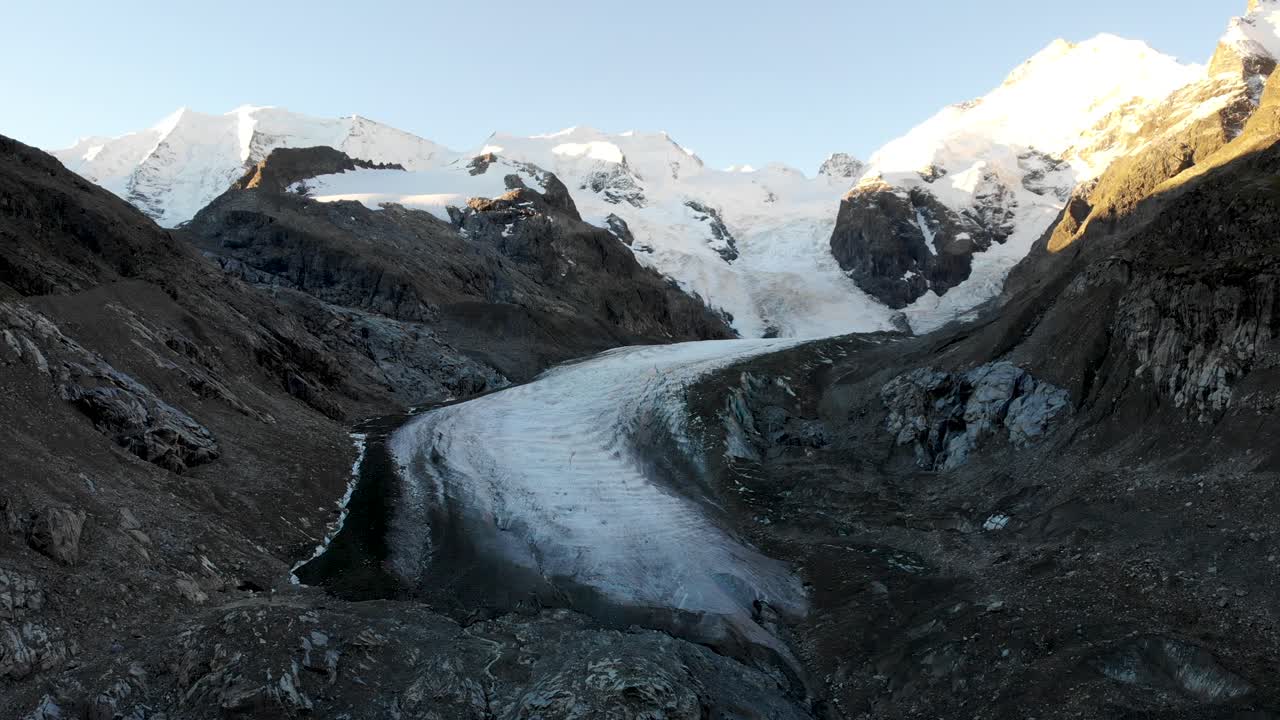 sobrevuelo aéreo hacia el glaciar morteratsch en engadin, suiza al amanecer con vistas desde algunos de los picos más altos de los alpes suizos como piz bernina, piz palu