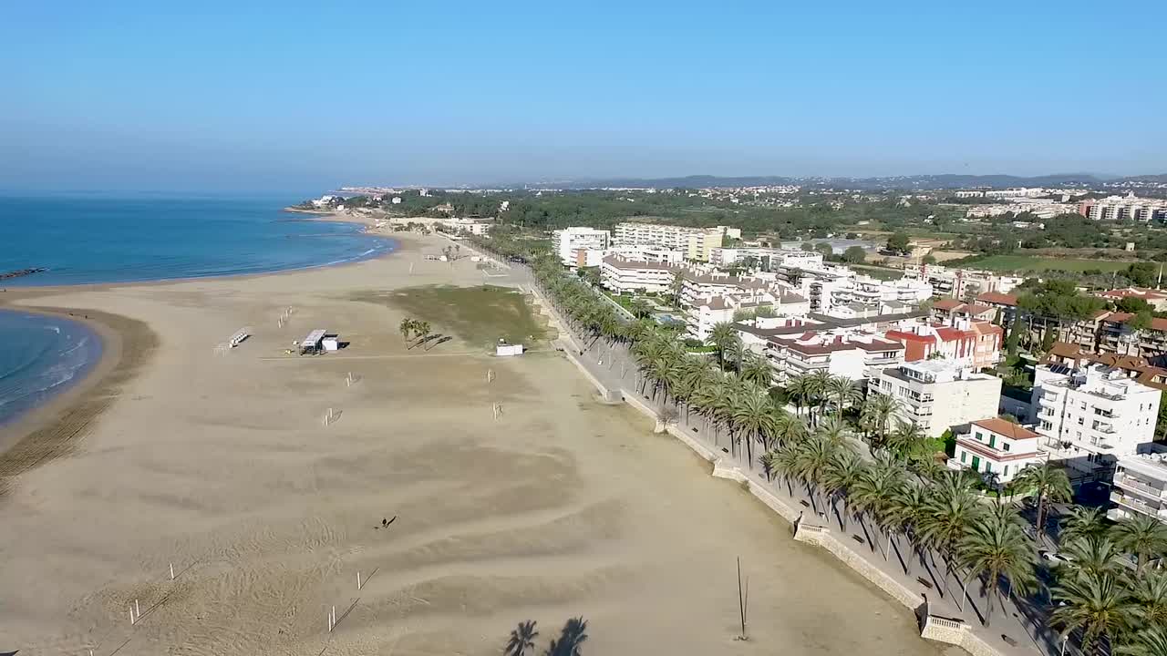 paseo marítimo en el pueblo mediterráneo