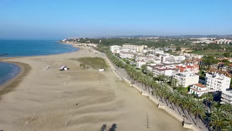 Paseo-Marítimo-En-El-Pueblo-Mediterráneo