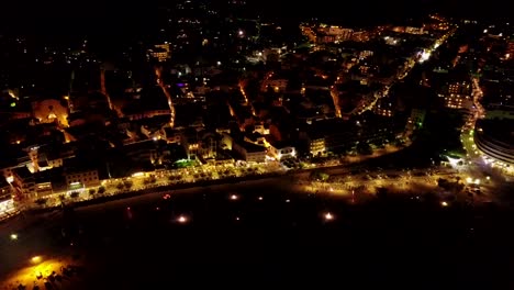 espectáculo de fuegos artificiales en la costa italiana