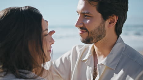 retrato pareja de amor playa del océano mirándose el uno al otro con afecto. pareja familiar