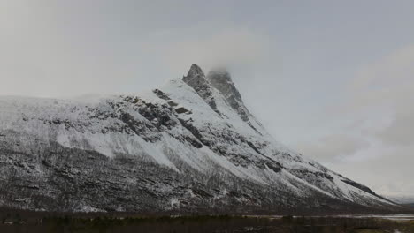 Rugged-beauty-of-snowy-mountain-landscape-of-Otertinden,-Signaldalen