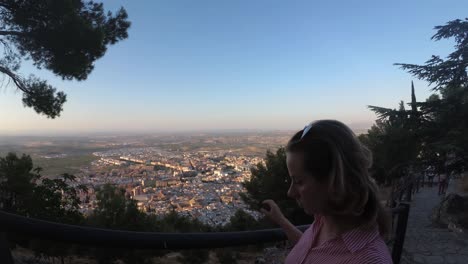 Castillo-De-Jaen,-España-Castillo-De-Jaen-Volando-Y-Tomas-Terrestres-Desde-Este-Castillo-Medieval-En-La-Tarde-De-Verano,-Tambien-Muestra-La-Ciudad-De-Jaen-Hecha-Con-Un-Drone-Y-Una-Camara-De-Accion-A-4k-24fps-Usando-Filtros-Nd