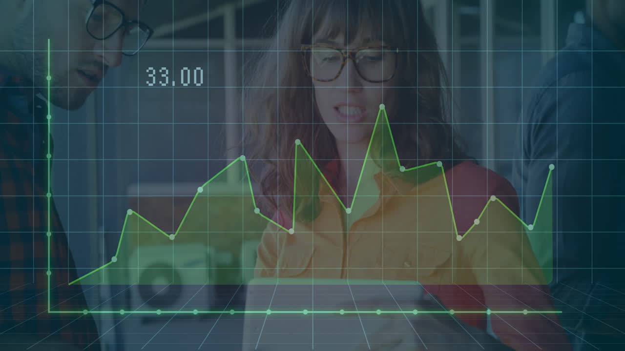 animación del procesamiento de datos financieros sobre diversas personas de negocios