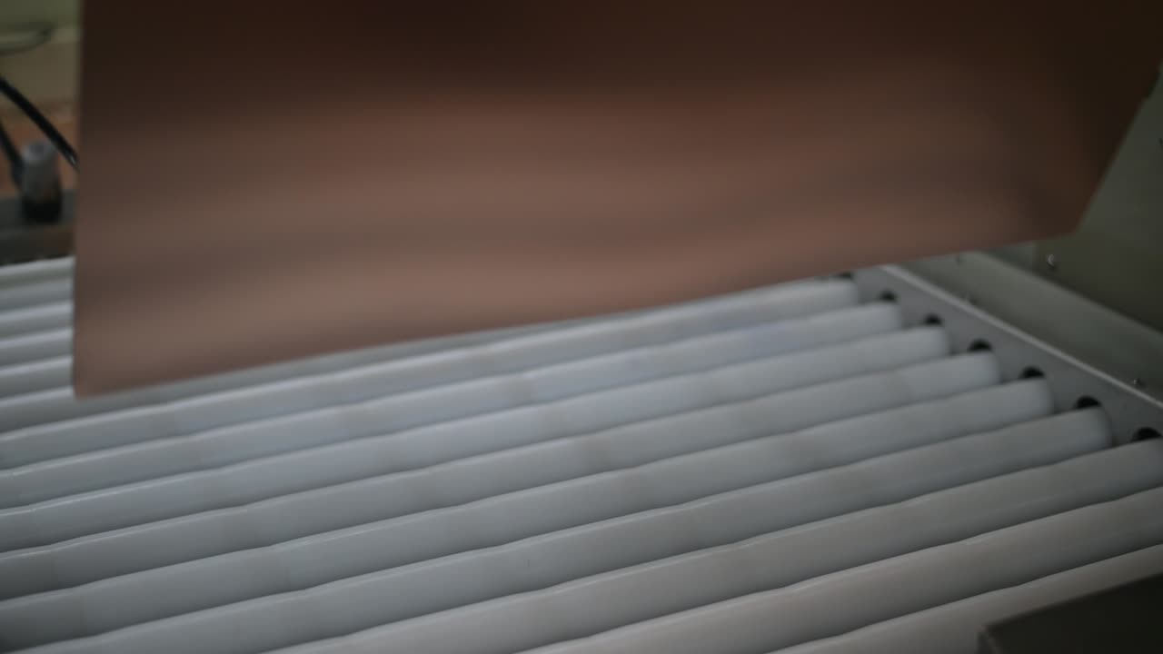 pcb 보드는 공장 라인의 자동 컨베이어 벨트에서 생산되는 구리입니다. 생태 재료를 사용하는 첨단 기술 기계 공장