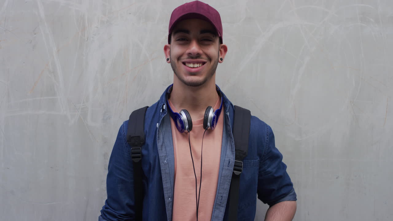 retrato confiado joven hombre hispano estudiante sonriente disfrutando de un estilo de vida universitario exitoso hombre adolescente guapo que usa moda de moda serie de personas reales