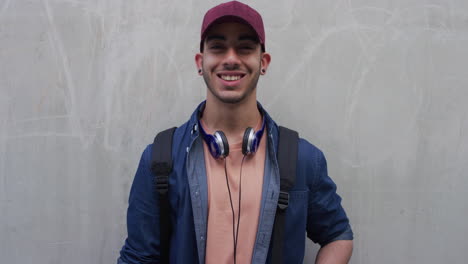 retrato confiado joven hombre hispano estudiante sonriente disfrutando de un estilo de vida universitario exitoso hombre adolescente guapo que usa moda de moda serie de personas reales