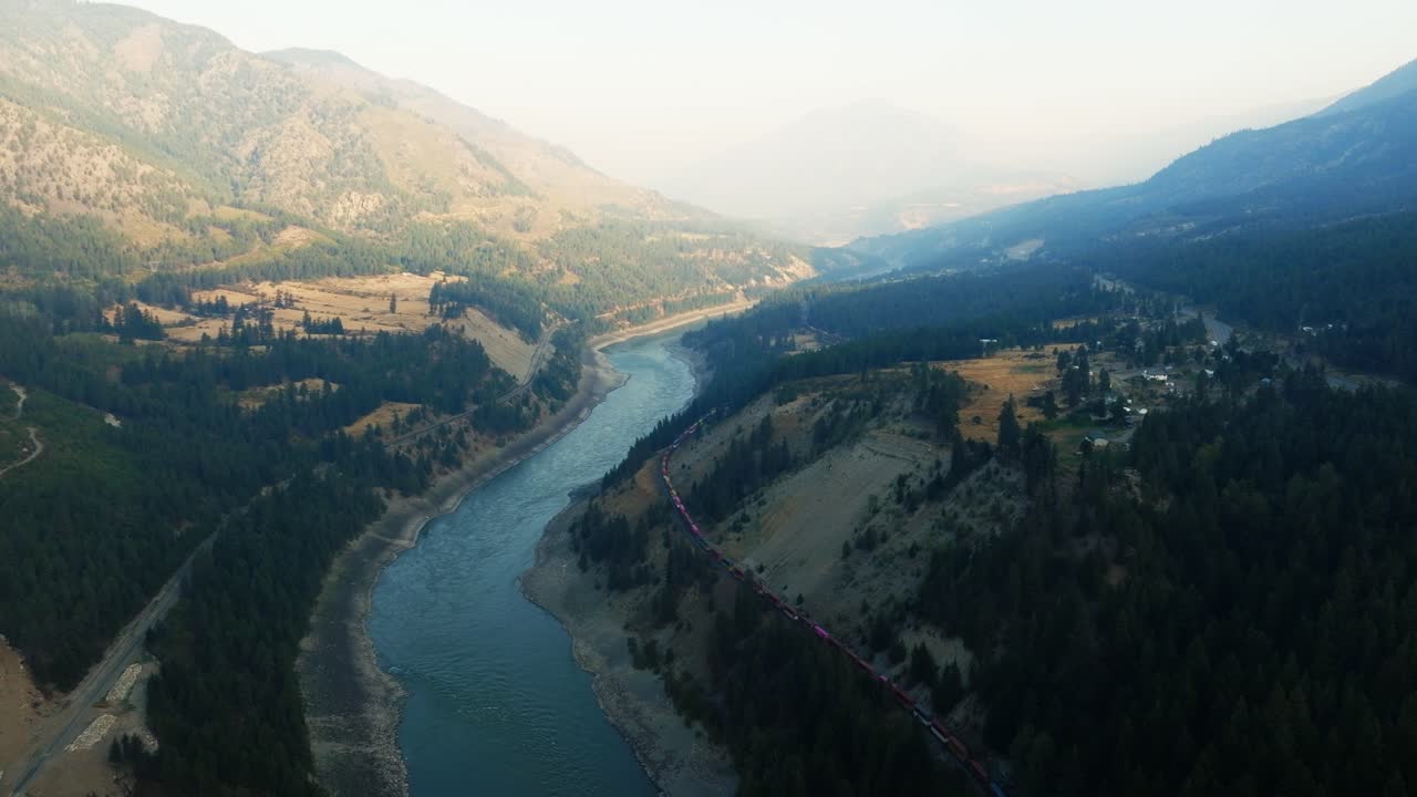 브리티시 컬럼비아의 프레이저 강을 따라 이동하는 기차