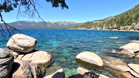 agua azul cristalina en la costa este del lago tahoe