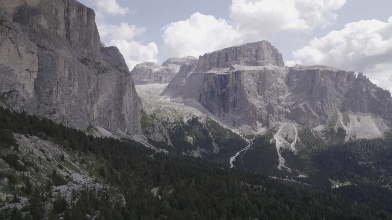 video de drone con avance de plano frontal, sobre paso de sella, con montaña en el horizonte