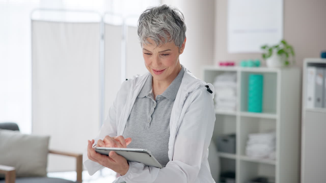 mujer usando una tableta