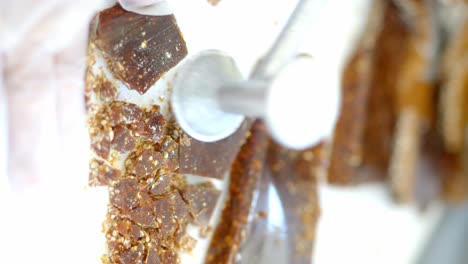 almendras caramelizadas y horneadas trituradas en una fábrica