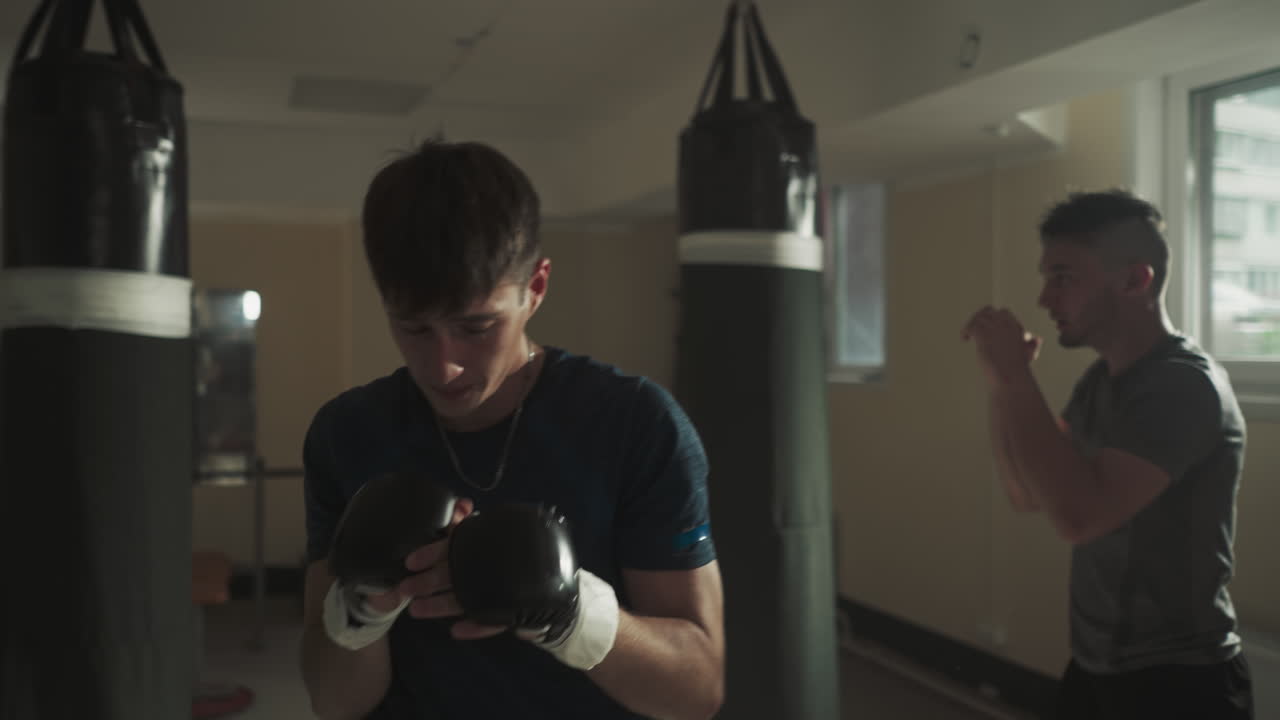 초보 운동선수들은 파이트 클럽에서 전문 트레이너와 함께 그룹 수업에서 적절한 타격 기법을 개발합니다. 체육관에서 체력과 신체적 복지를 향상시니다.