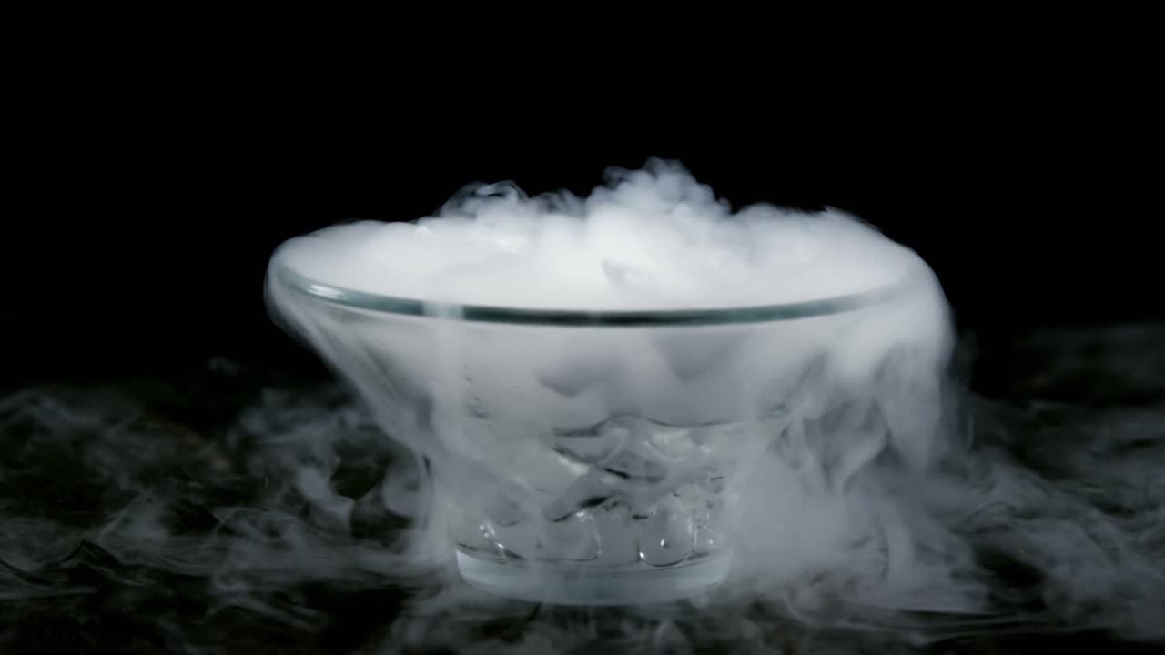 humo de hielo en el cuenco contra un fondo negro 4k
