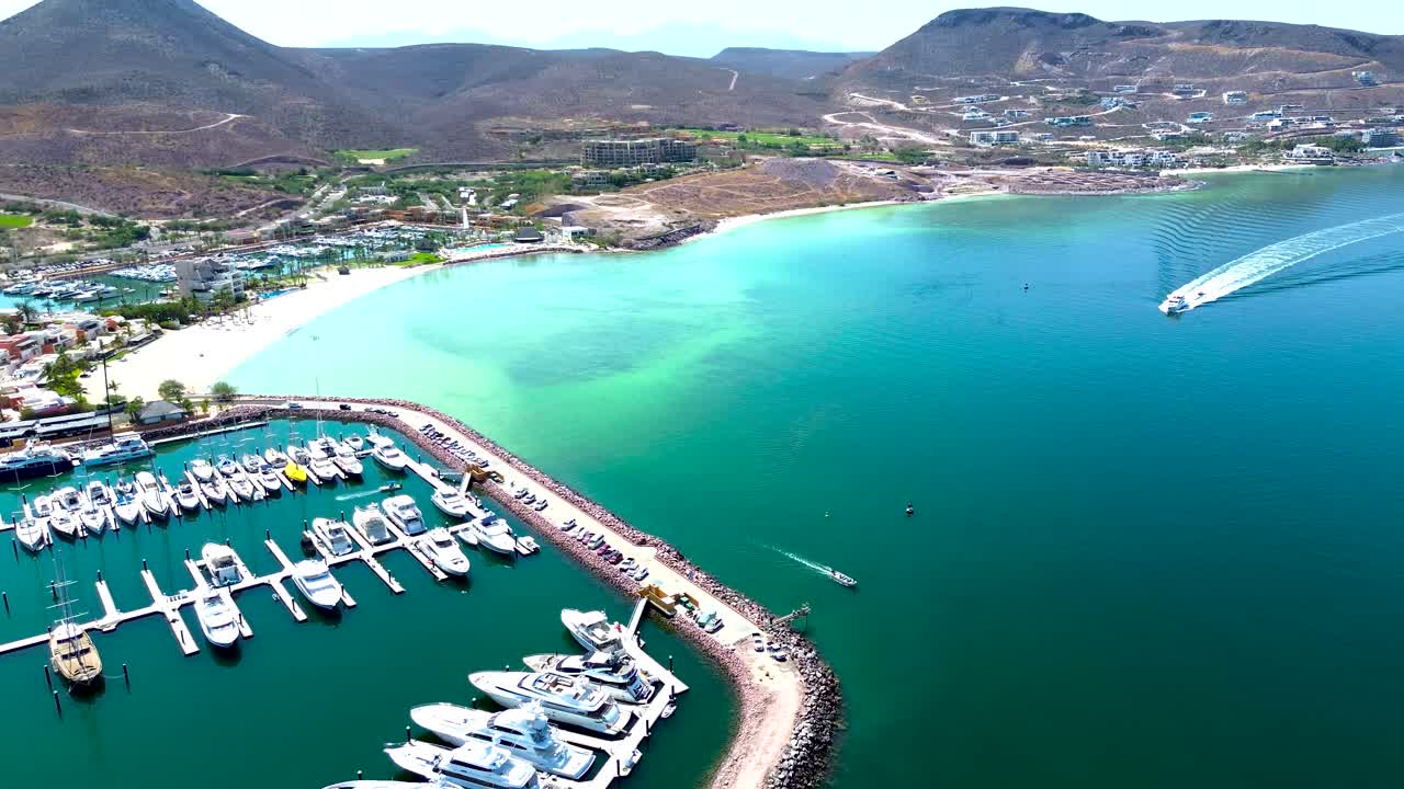 Vista aerea dell'oceano e del porto turistico a La Paz, BCS