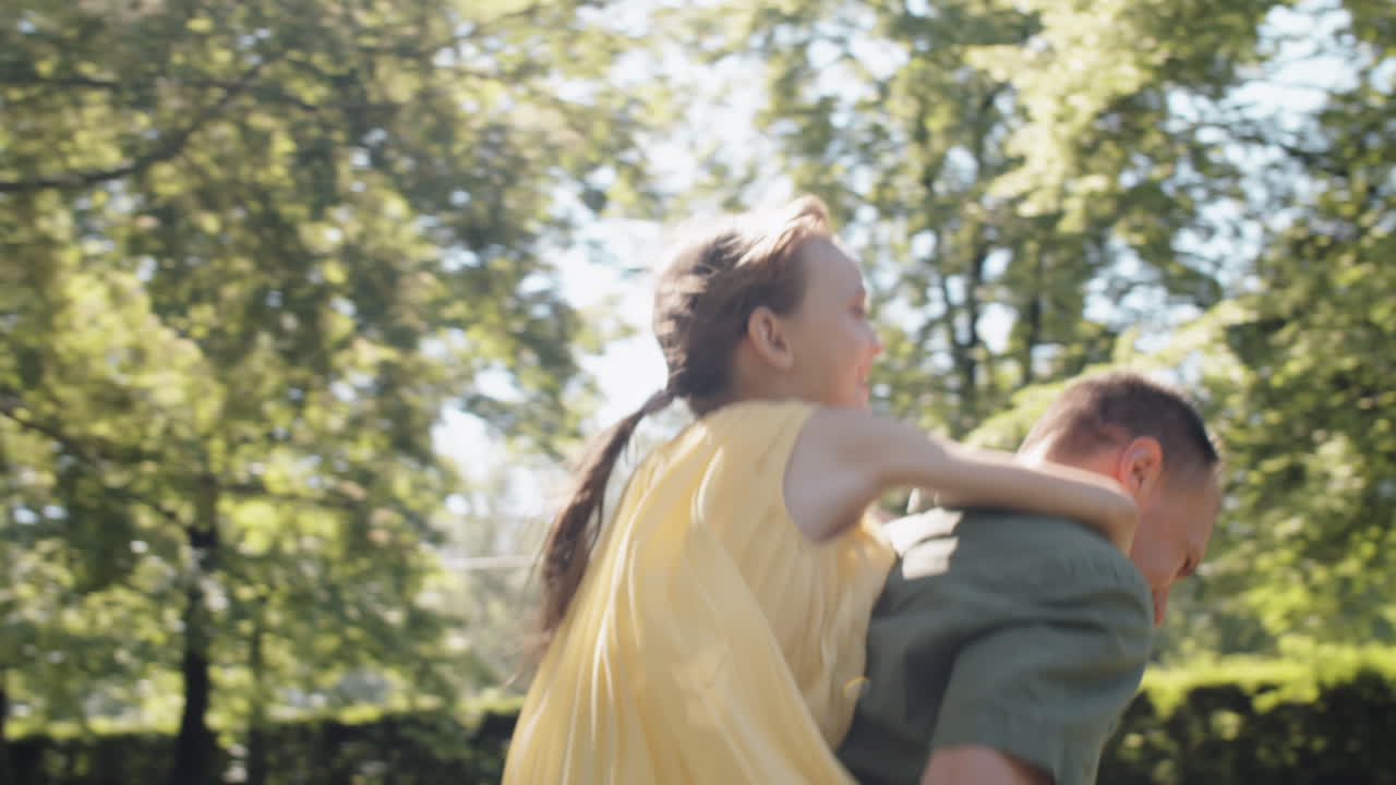 아버지를 타고 있는 소녀